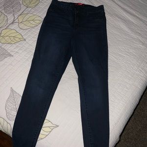 Sculpting super skinny jeans